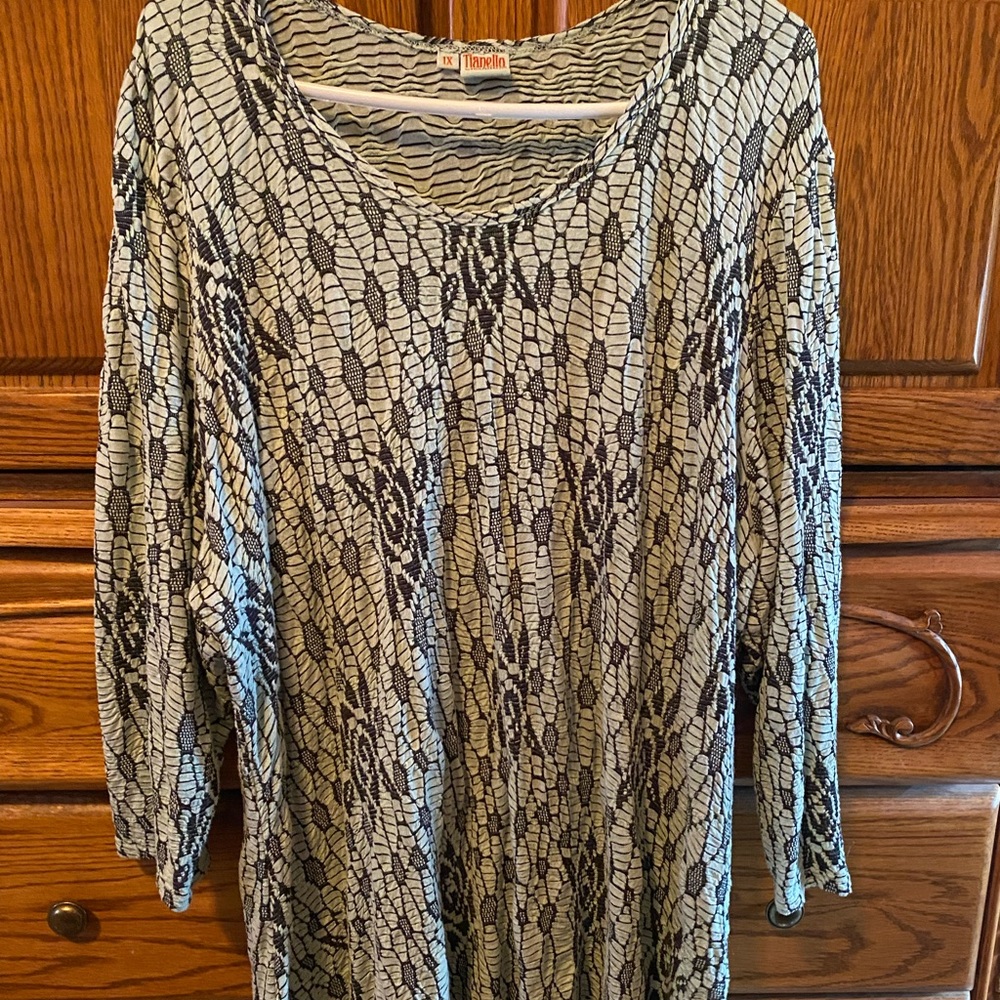 Tianello Tunic, size 1X. Mint green and black.